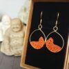 Boucles d'oreilles feuilles oranges macramé